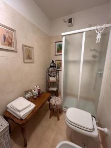 ein Bad mit einer Dusche, einem WC und einem Tisch in der Unterkunft ART ROOM in Verona