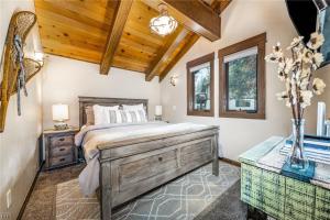 um quarto com uma cama grande e um tecto de madeira em 1331 Zurich Lane - Modern Mountain Chalet em Incline Village