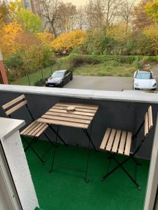 - un balcon avec une table, deux chaises et une voiture dans l'établissement Enjoy Berlin, à Berlin