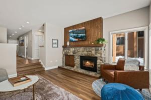 uma sala de estar com um sofá e uma lareira em 147 McCloud - The Perfect McCloud Getaway em Incline Village