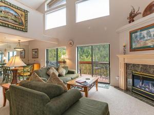 uma sala de estar com dois sofás e uma lareira em Incredible Lake Tahoe Views 2 Master Suites and a Loft em Incline Village