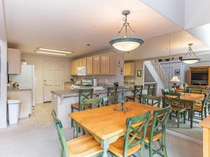 uma cozinha e sala de jantar com uma mesa de madeira e cadeiras em Incredible Lake Tahoe Views 2 Master Suites and a Loft em Incline Village