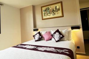 1 dormitorio con 1 cama con 4 almohadas en NEW Luxury & Modern FARE MAOTI en Arue