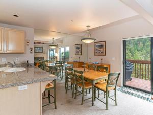 Ảnh trong thư viện ảnh của Incredible Lake Tahoe Views 2 Master Suites and a Loft ở Incline Village