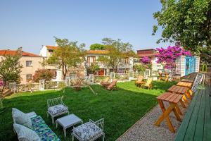 a backyard with a picnic table and chairs at Mansion Miliá in Adalar