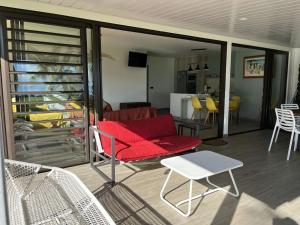 sala de estar con sofá rojo y mesa en NEW Luxury & Modern FARE MAOTI en Arue