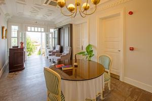 uma sala de jantar com mesa e cadeiras em Mansion Miliá em Adalar