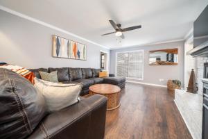 Posezení v ubytování Colleens Corner Captivating 4bed 2.5 bath in Charming Neighborhood