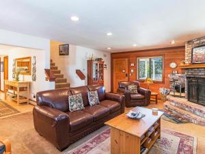 uma sala de estar com um sofá de couro e uma lareira em A great mountain home offering amenities that makes for a great getaway in Lake Tahoe em Incline Village