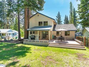 uma casa com um pátio e uma casa em A great mountain home offering amenities that makes for a great getaway in Lake Tahoe em Incline Village