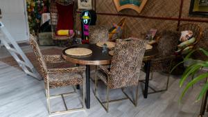 een tafel en stoelen in de woonkamer bij Tropical Tiki Hut in Louisville