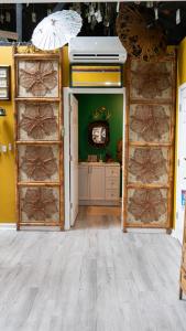 een kamer met twee houten deuren en een groene muur bij Tropical Tiki Hut in Louisville