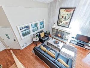 un soggiorno con divano e camino di Forest Pines Condo Country Contemporary feel a Incline Village