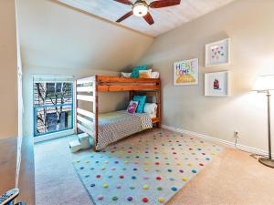 Camera per bambini con letto a castello e tappeto di Forest Pines Condo Country Contemporary feel a Incline Village Altre 16 foto
