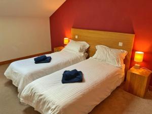 Dos camas en una habitación de hotel con toallas encima. en Time to Ski - Belle Vue, en Sainte-Foy-Tarentaise