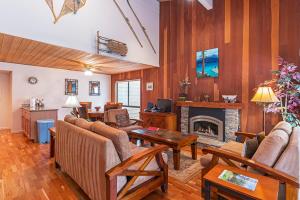 Μια τηλεόραση ή/και κέντρο ψυχαγωγίας στο Forest Pines Condo #216