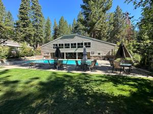 Πισίνα στο ή κοντά στο Forest Pines Condo #216