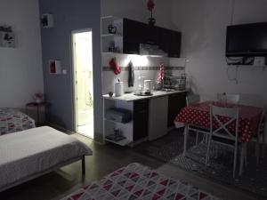 Ένα ή περισσότερα κρεβάτια σε δωμάτιο στο Apartman Stari most - Old Bridge