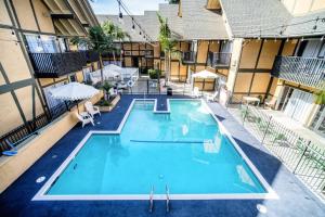 an overhead view of a swimming pool at a hotel at Kronborg Inn in Solvang