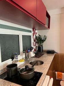 Una cocina o zona de cocina en Flat Ipanema com Garagem