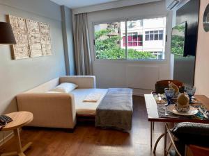 una sala de estar con un sofá y una mesa en Flat Ipanema com Garagem, en Río de Janeiro 37 fotos más