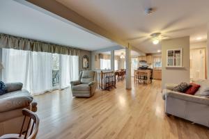 Χώρος καθιστικού στο Salem Vacation Home with Dock Steps to Paddock Lake