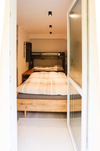 um quarto com uma cama com uma estrutura em madeira em Fox Apartment em Jáchymov