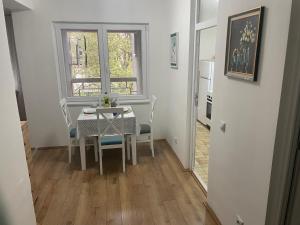Un comedor con mesa y sillas y una ventana. en Konstantin Sokobanja, en Soko Banja