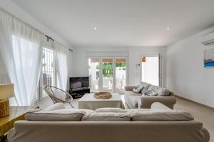 sala de estar con sofá y TV en EL PASEO - By Almarina Villas, en Teulada