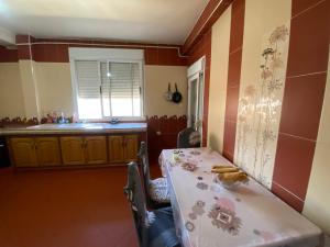 a dining room with a table and a kitchen at Appartement haut standing in Tlemcen