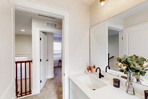 ジャクソンビルにあるBrand new home with open layout, office, & great location - dog-friendlyの洗面台と鏡のある白いバスルーム +28枚の写真