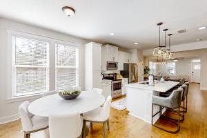 ジャクソンビルにあるBrand new home with open layout, office, & great location - dog-friendlyのテーブルと椅子のあるキッチンとダイニングルーム