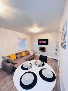 een woonkamer met een tafel en een bank bij Ava's Apartment - 1 Bedroom In Solihull Centre - Free Parking - Wi-Fi in Solihull