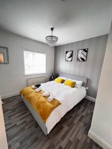 sypialnia z dużym łóżkiem z żółtymi poduszkami w obiekcie Ava's Apartment - 1 Bedroom In Solihull Centre - Free Parking - Wi-Fi w mieście Solihull