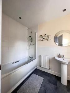 een badkamer met een bad, een wastafel en een douche bij Ava's Apartment - 1 Bedroom In Solihull Centre - Free Parking - Wi-Fi in Solihull