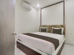 a bedroom with a large bed in a room at Collection O HOTEL RB GRAND @ KOMPALLY in Hyderabad