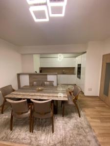 プリズレンにあるViolin 2 bedroom Apartment downtown Prizrenの大きな木製のテーブルと椅子のあるダイニングルーム