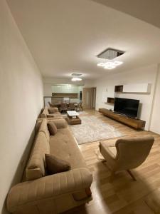 プリズレンにあるViolin 2 bedroom Apartment downtown Prizrenのソファとテレビ付きの広いリビングルーム