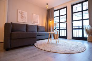 a living room with a couch and a table at Lüttje Bude - mit Privatparkplatz in Bremerhaven