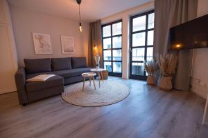 a living room with a couch and a table at Lüttje Bude - mit Privatparkplatz in Bremerhaven