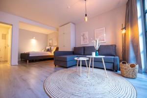 a living room with a couch and a table at Lüttje Bude - mit Privatparkplatz in Bremerhaven