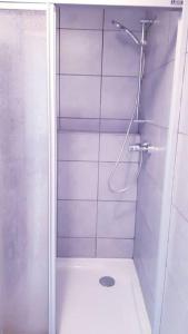 eine Dusche mit Glastür im Bad in der Unterkunft 2 Zimmerwohnung in Mönchengladbach