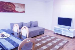 ein Wohnzimmer mit einem Sofa und einem TV in der Unterkunft 2 Zimmerwohnung in Mönchengladbach