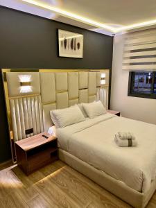 een slaapkamer met een groot bed en een tafel bij Centrico Tanger Idrissia 3 in Tanger