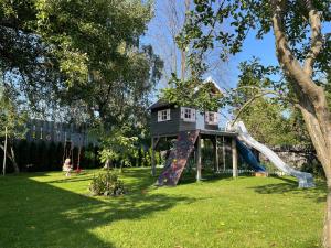 une cabane dans les arbres sur un toboggan dans une cour dans l'établissement the house, à Poprad