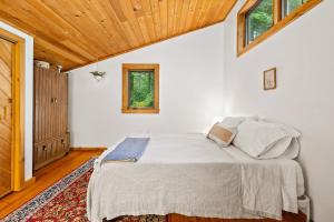 - une chambre avec un lit et un plafond en bois dans l'établissement Finnwood - A Pet Friendly Woodland Retreat, à Suttons Bay