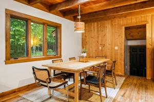 - une salle à manger avec une table et des chaises en bois dans l'établissement Finnwood - A Pet Friendly Woodland Retreat, à Suttons Bay