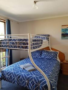 Un pat suprapus sau paturi suprapuse la Garden Cottage, Dog Friendly. Wonthaggi.