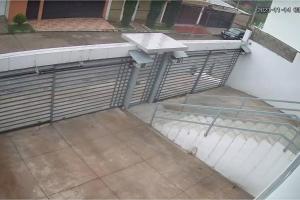 a metal fence on the side of a building at Refugio Urbano, Res. Uvas Sur in Tegucigalpa