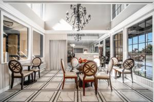 a dining room with a table and chairs and a chandelier at Kronborg Inn in Solvang
